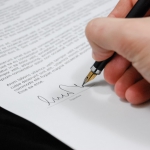 Składanie podpisu pod umową leasingu